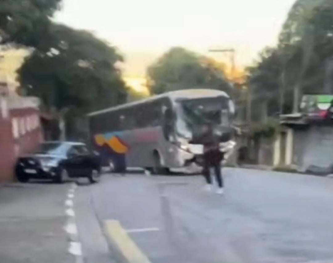Homem furta ônibus e causa acidente em Carapicuíba