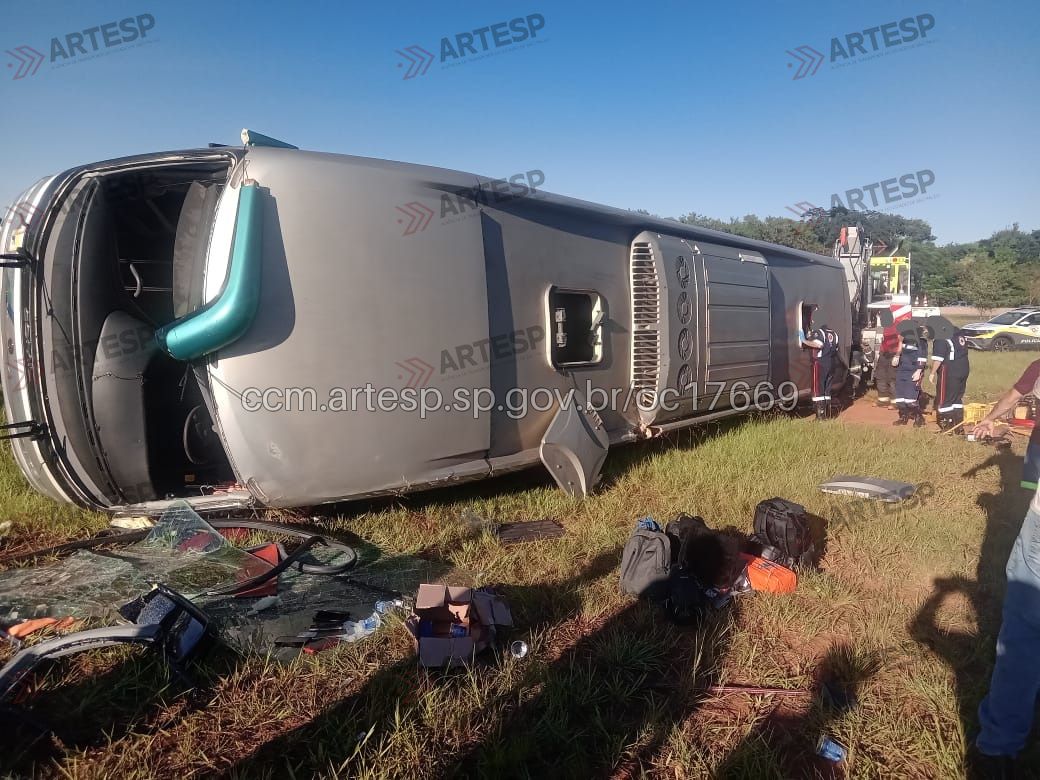 Ônibus tomba em Jaboticabal (SP) e deixa três mortos