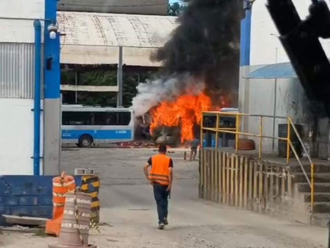 Incêndio atinge ônibus na garagem da TransWolff em SP