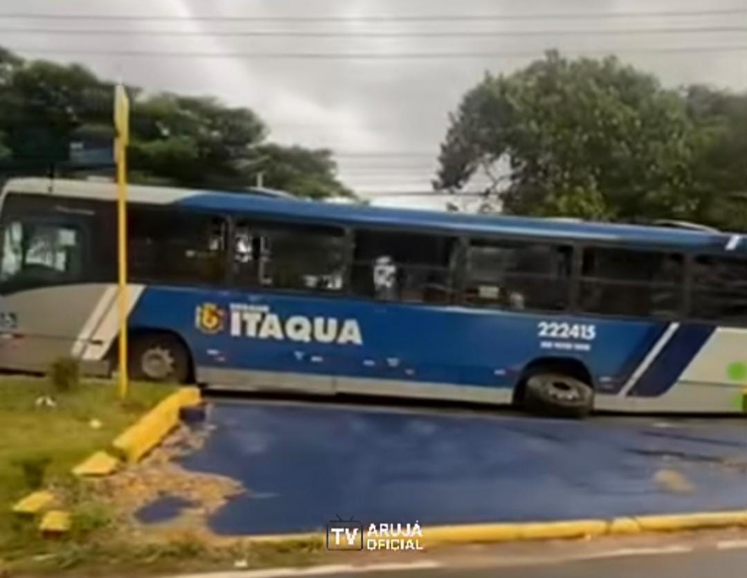Ônibus em Itaquaquecetuba (SP) perde roda durante viagem