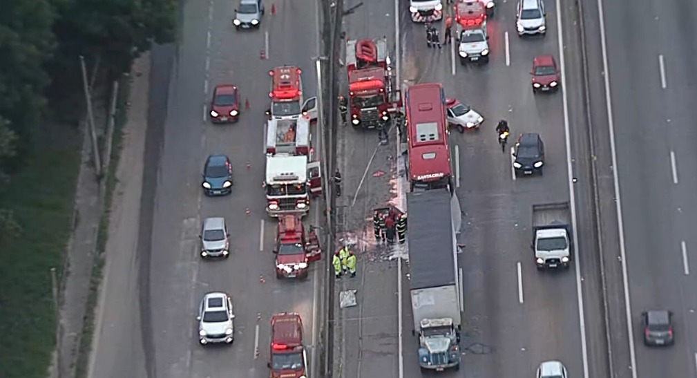 Acidente com ônibus da Santa Cruz e carreta deixa um morto na Fernão Dias