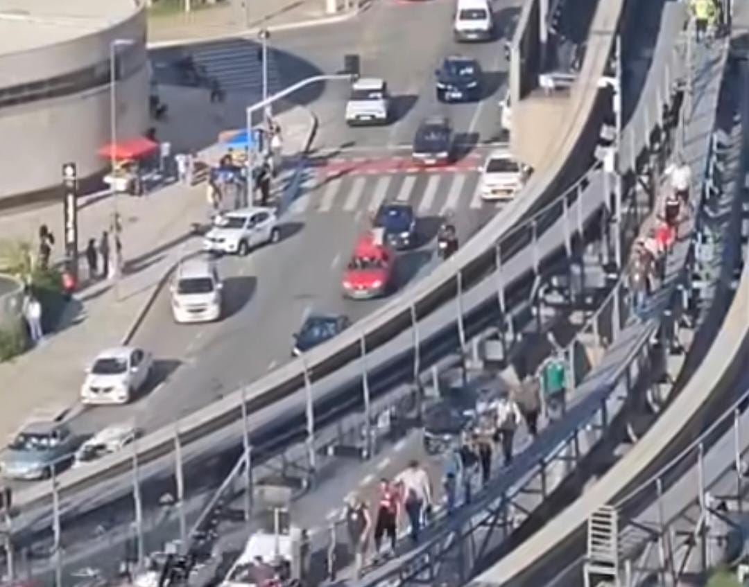 Pessoas andam na via em falha da Linha 15-Prata nesta sexta, 20