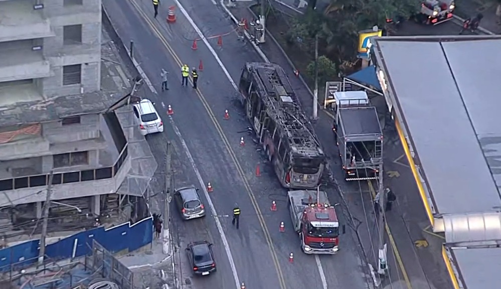 Ônibus elétrico fica destruído por fogo na Zona Leste de São Paulo