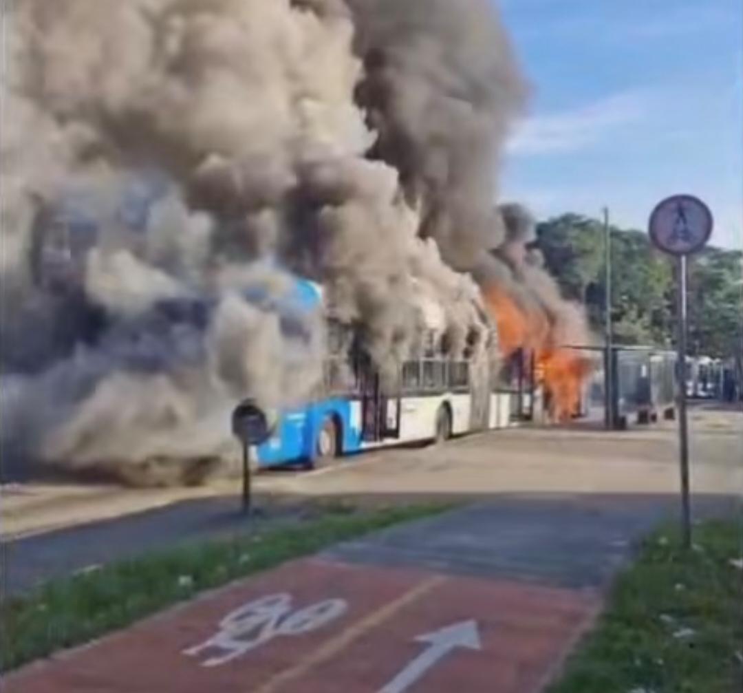 Ônibus pega fogo em avenida na Zona Sul de São Paulo