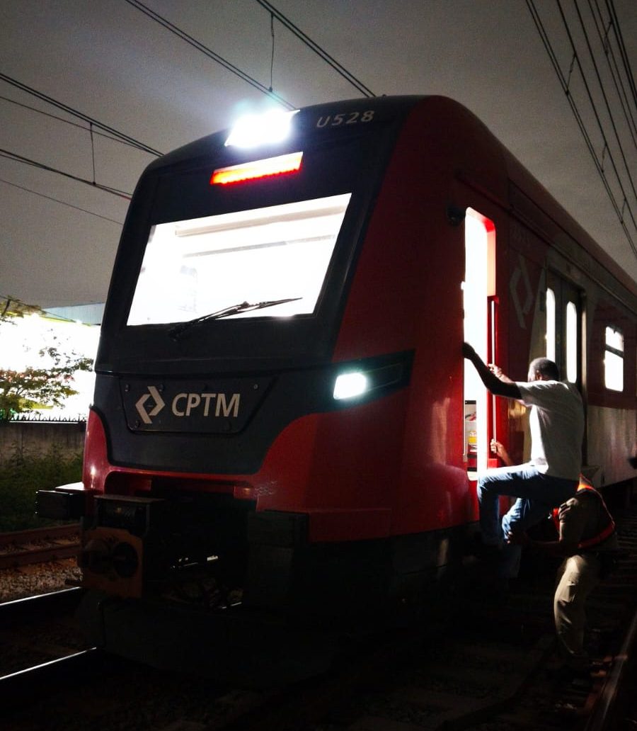 Trem da CPTM descarrila na noite deste sábado, 2