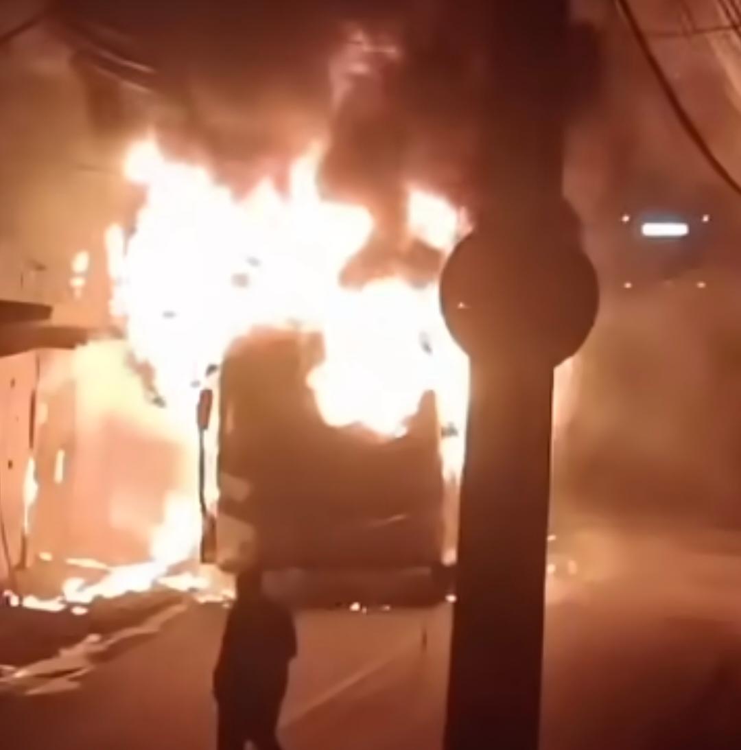 Ônibus fica destruído após incêndio na Zona Sul de São Paulo