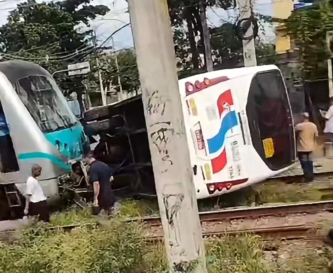 Ônibus é atingido por trem da SuperVia na Zona Norte do Rio
