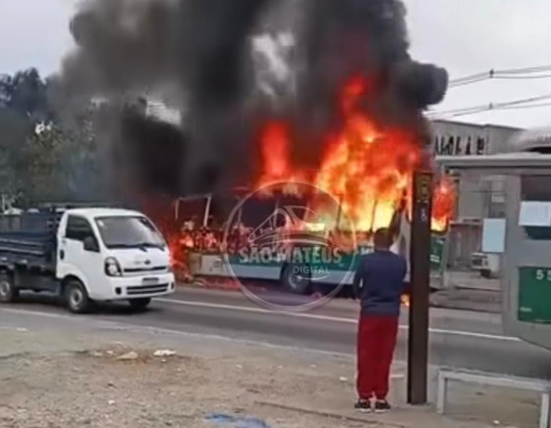 Ônibus fica destruído em incêndio na Av Sapopemba